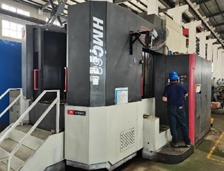 Horizontal machining center